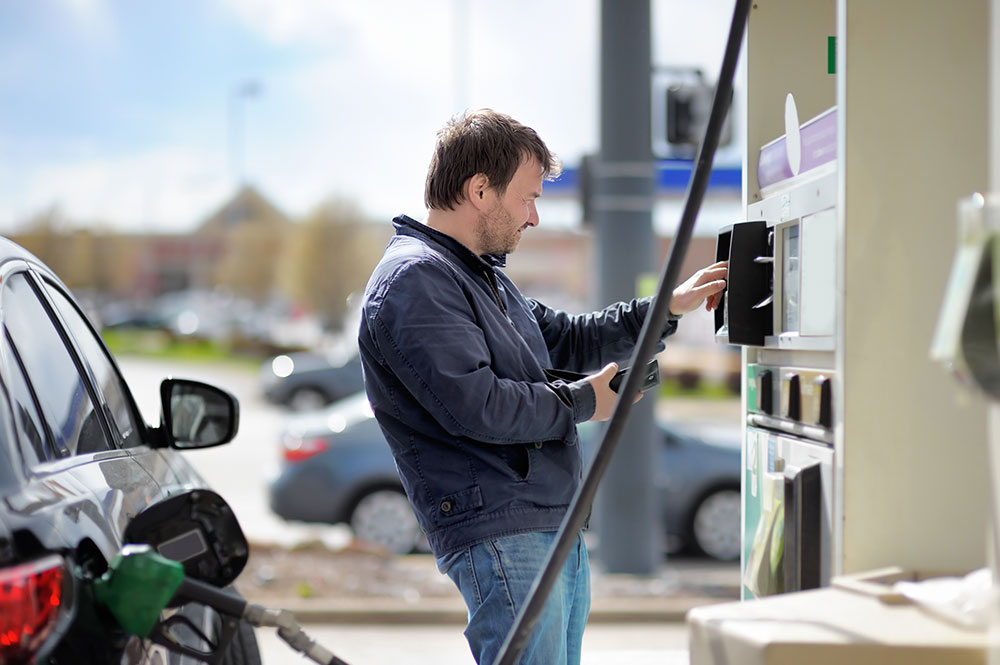 kunder convenience illustrasjonsbilde av mann som fyller drivstoff
